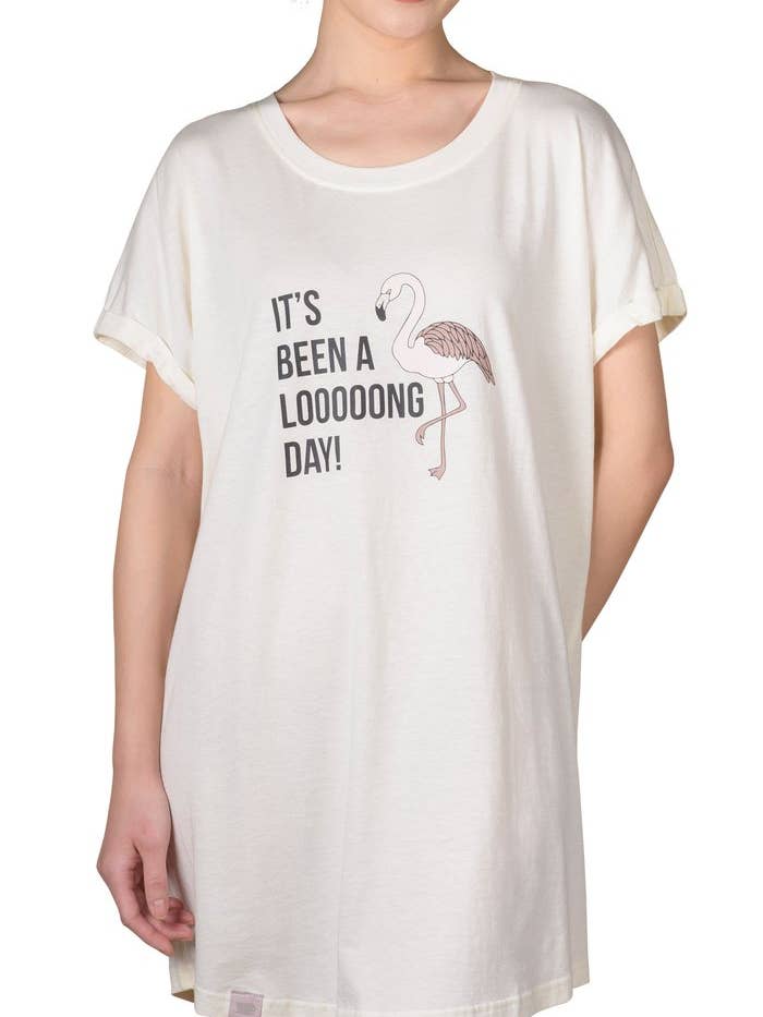 CHEMISE DE NUIT AVEC MOTIF « LONG DAY » pour la vente par LATTELOVE