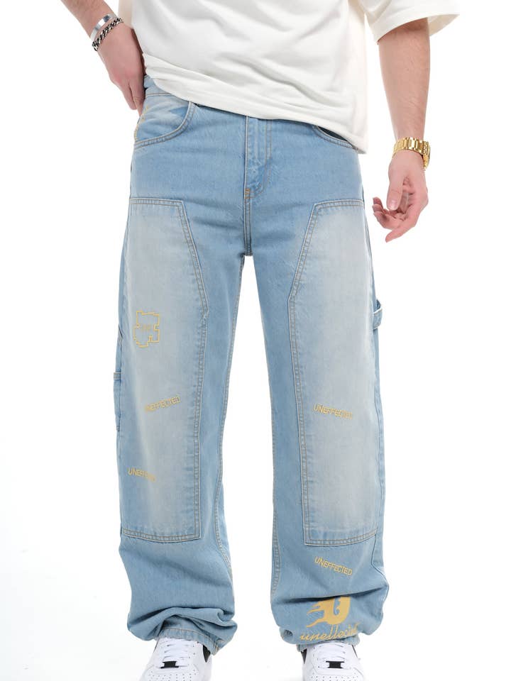 Pantaloni in denim a gamba larga con ricami e toppe, lavaggio chiaro da uomo 0924ES3195 per la vendita all'ingrosso da parte di Monocloth