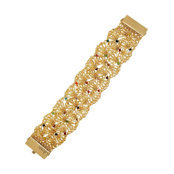 Bracciale all'uncinetto fatto a mano con conchiglie multicolore e dorate per la vendita all'ingrosso da parte di Lavish By Tricia Milaneze