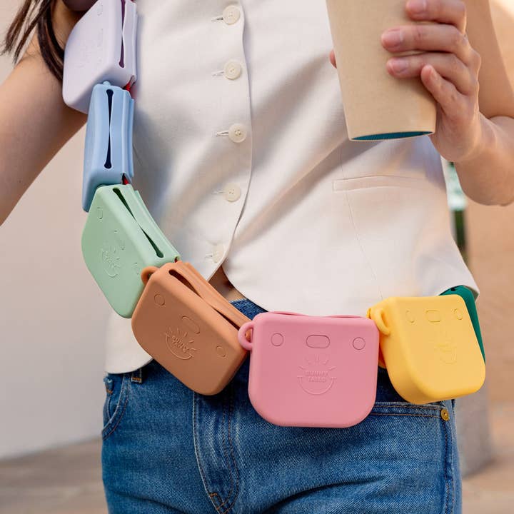 SUNNY TAILS – saco de snacks e guloseimas - Cão por atacado – Bolsa para Petiscos de Silicone Vermelha Cherry com Fecho Magnético1