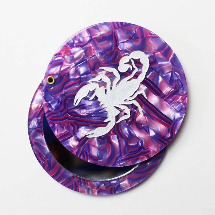 Skorpion Skorpion Lilla Skal Kompakt Lommerspejl for engroshandel hos Cousins Collective