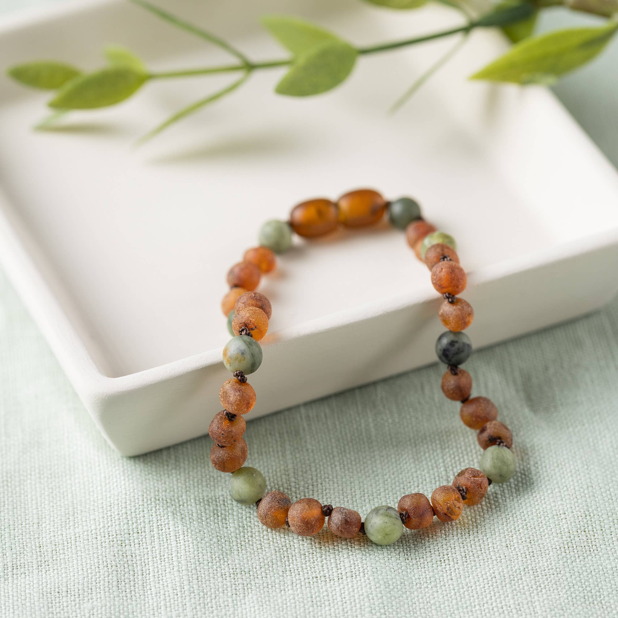 R.B. Amber Jewelry – wholesale Halsband - Katt och hund – Husdjur | Grön Jade + Raw Cognac Amber Krage