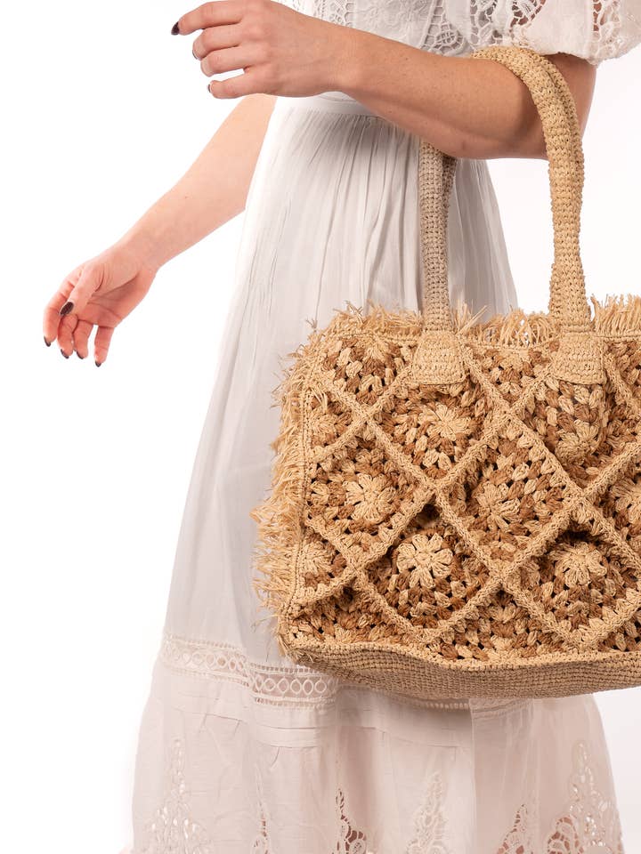 Borsa a tracolla in paglia con frange e motivo a quadretti all'uncinetto Leo. per la vendita all'ingrosso da parte di Shebobo