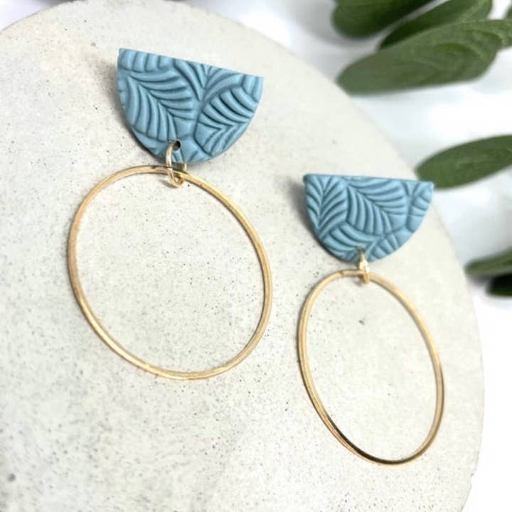 Bästsäljare Kollektion med hängande, dubbar och hoopörhängen för wholesale av Moon and Jewel