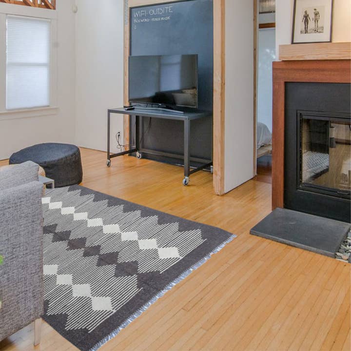 Modern Silver Sand Kilim Rug for wholesale by Fybernots