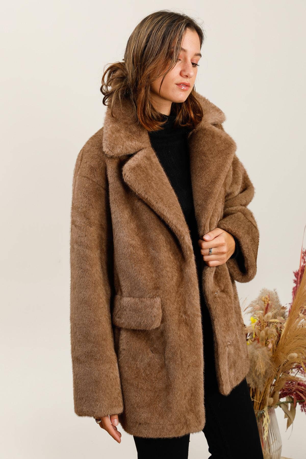 DIX-ONZE – wholesale Fur/faux fur coat – Women's – Soft Effect Fur Jacket – Chic & Versatility5