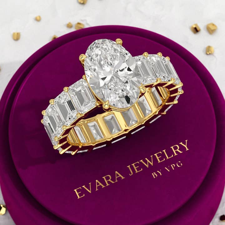 Bague de mariage en diamant émeraude taille ovale 8 TCW pour la vente par Evara Jewelry