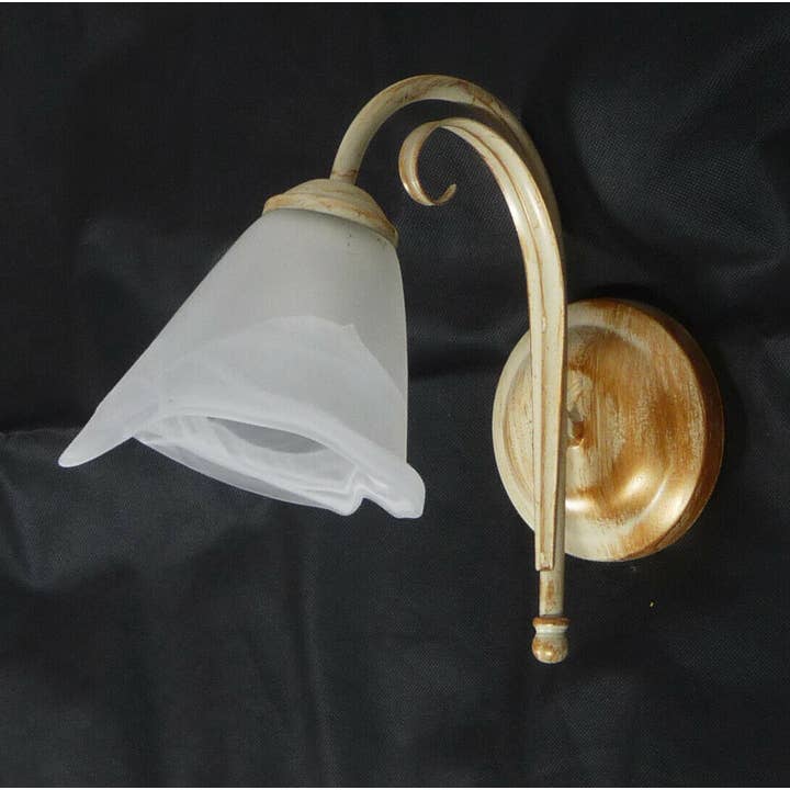 Applique murale 1 lumière en fer forgé doré et ivoire art. F16 pour la vente par Due Quality