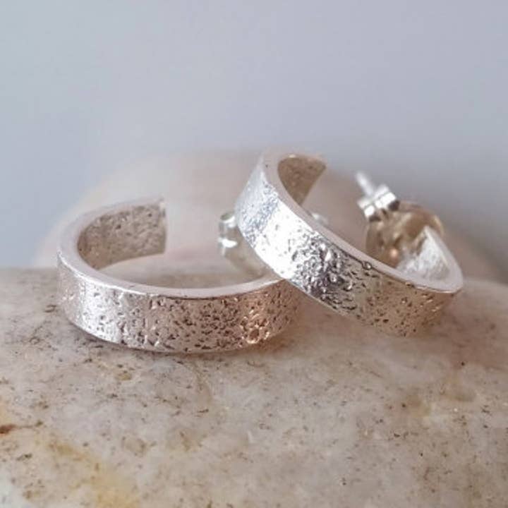 Large créoles étreintes en sable - Argent sterling pour la vente par Kuriosities
