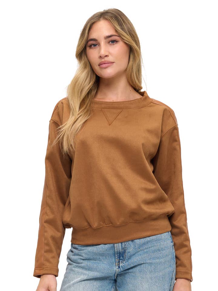 Ronde Hals Met Imitatieleren Mouw In SUEDE Scuba voor wholesale door Ariella USA