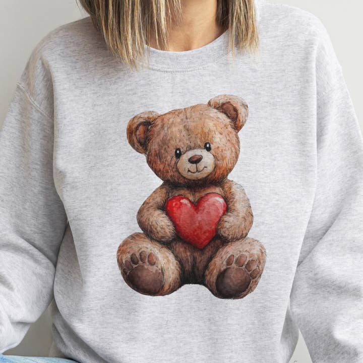 Par.tees by Party On! - Vendita all'ingrosso Felpa stampata - Donna - Felpa grafica con orsetto di San Valentino e cuore d'amore.