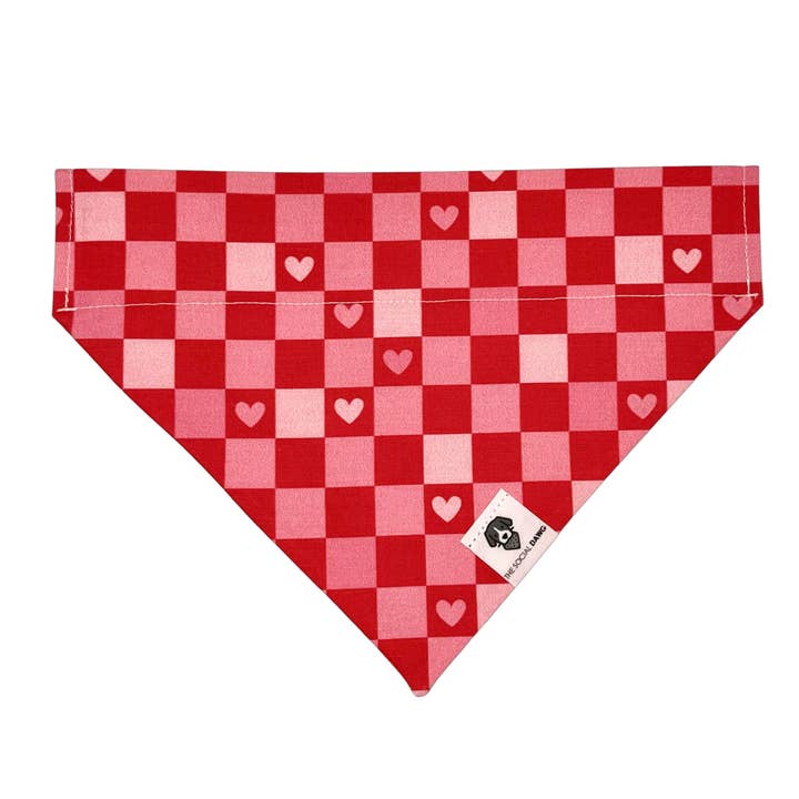 Bandana rétro à enfiler pour chien en forme de cœurs vichy pour la vente par The Social Dawg
