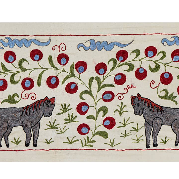 Röd & Grön Hästmotiv Suzani | Äkta Figurativ Vägg för wholesale av Vintage Pillows Store