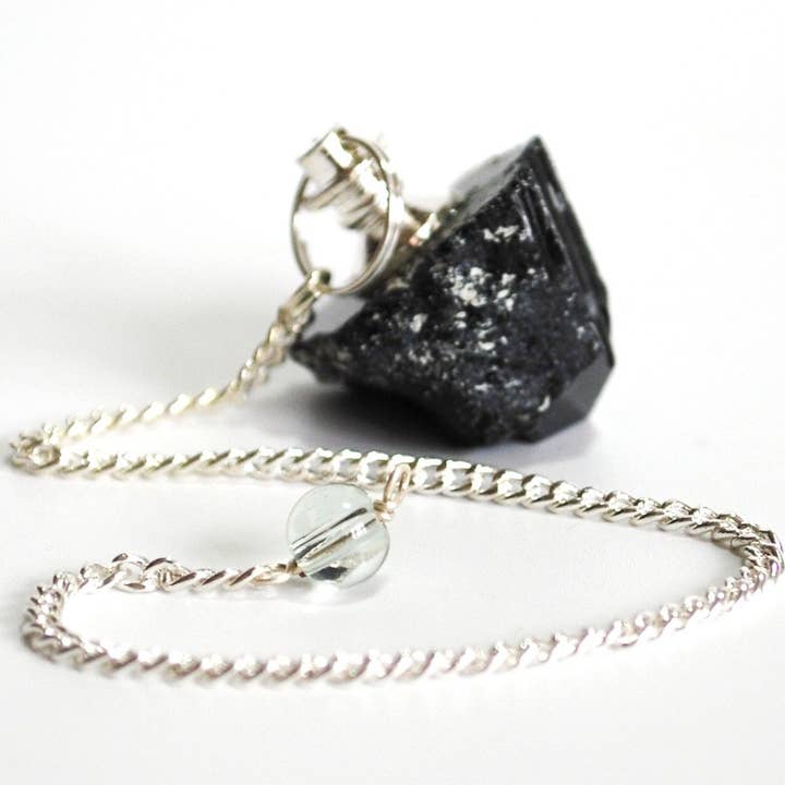 Rå sort turmalin pendul til dowsing opladet med Reiki-energi for engroshandel hos Reiju