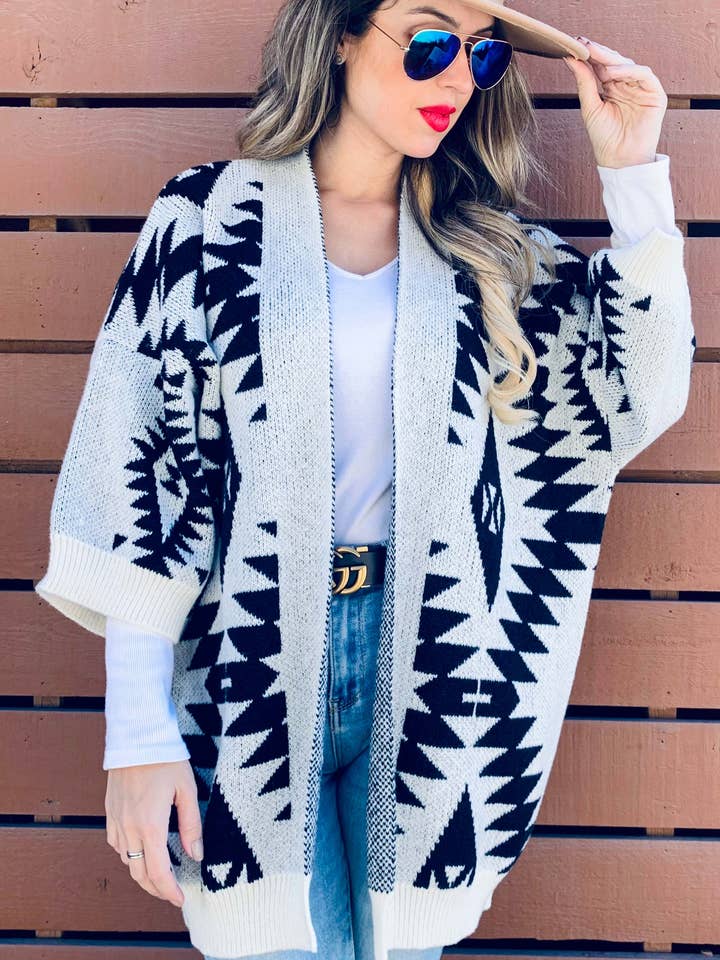 Crèmekleurig gebreid vest met Azteekse print en open voorkant voor wholesale door AMOLI