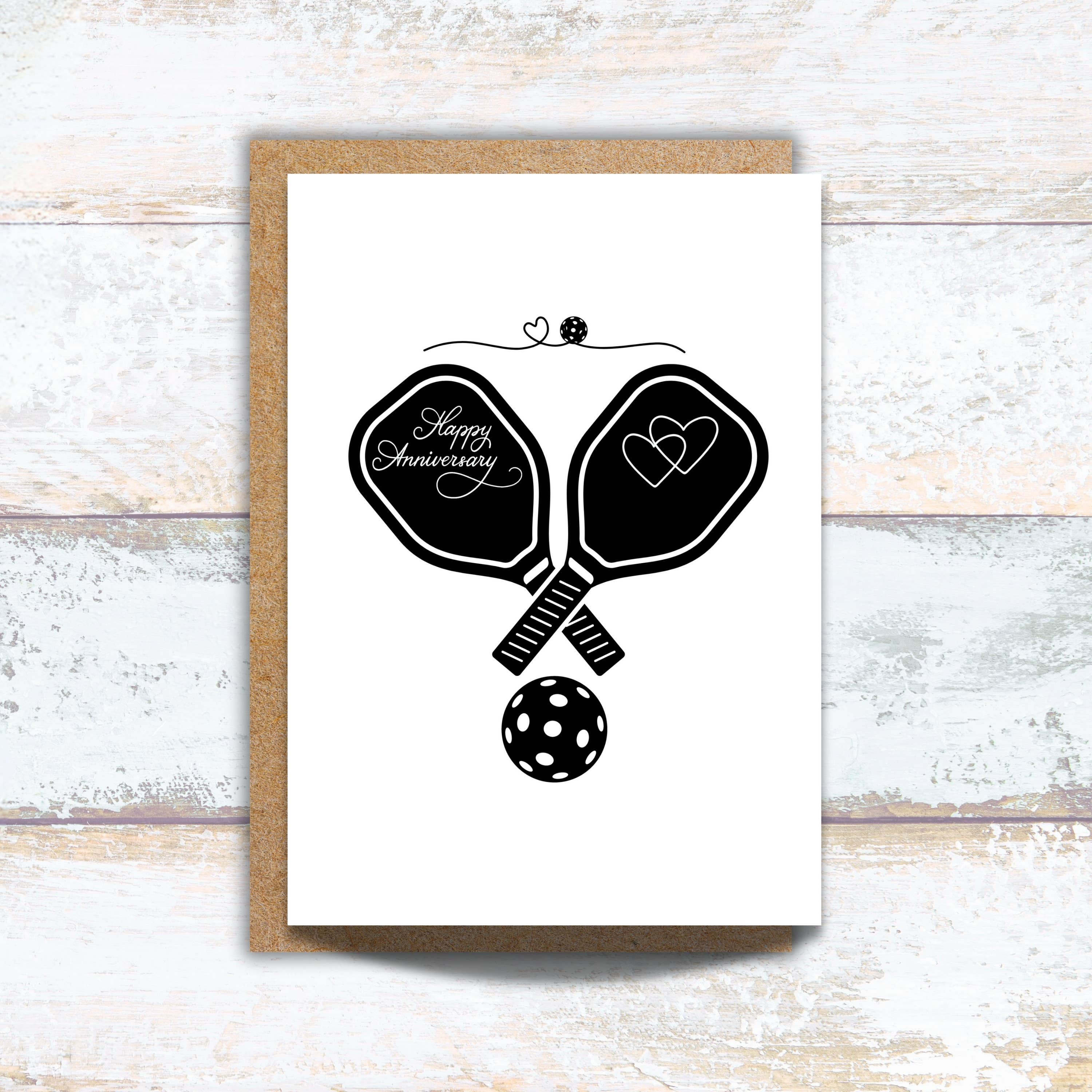 Designs by Michaela – Engroshandel Jubilæumskort – Pickleball Happy Jubileum lykønskningskort0