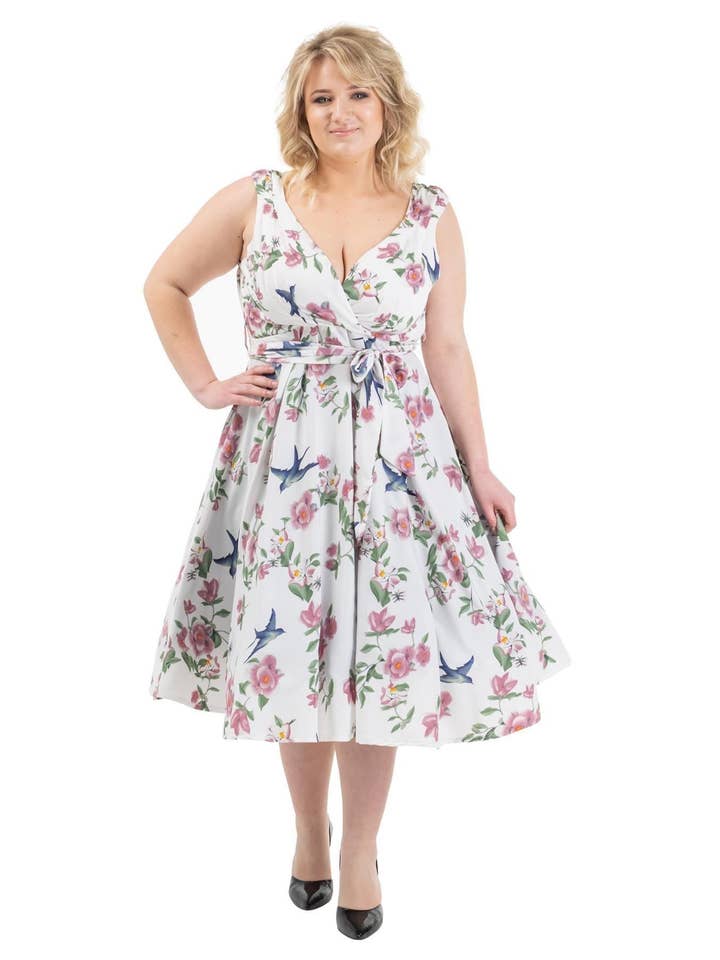 Damenmode Retro Blumen Vintage Kleider Weiß für den Großhandel von Miss Lavish London