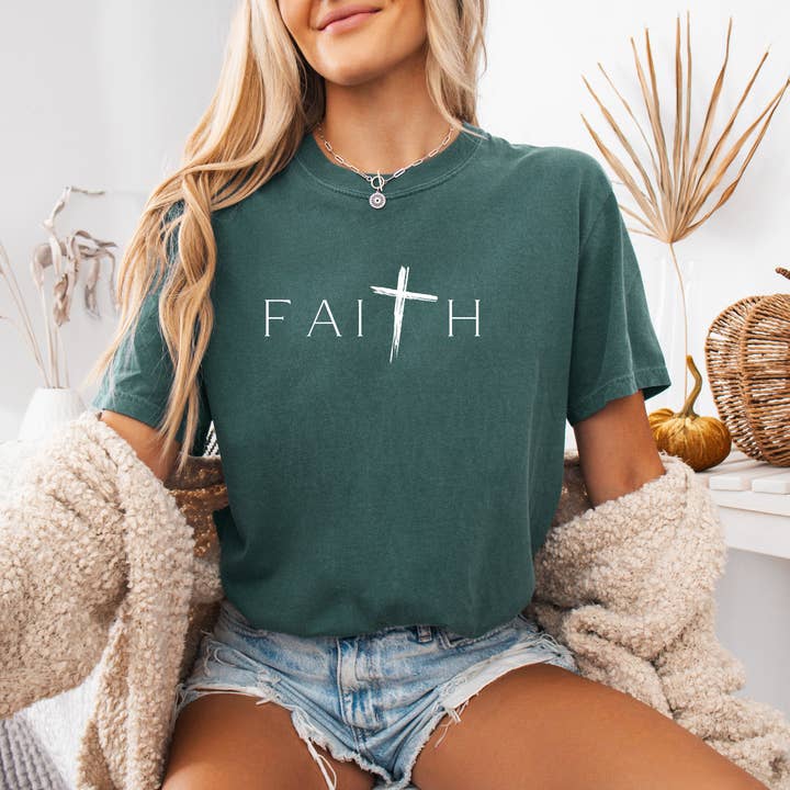 Wholehearted Motherhood and Co. – Engroshandel T-shirt med print - Dame – Faith Tee - Kristent Vestlig Grafisk T-shirt - Efterårs T-shirt0