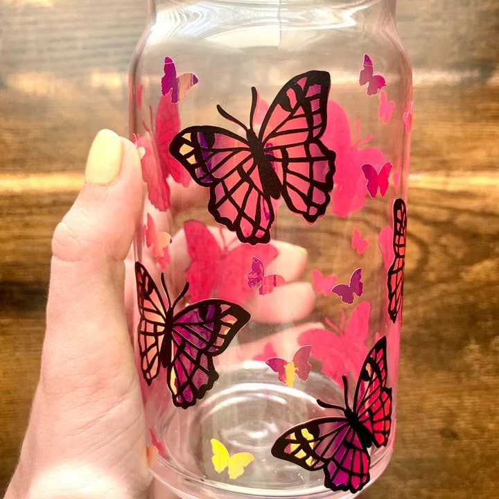 MarieDesignCo - Venta al por mayor Vaso/copa - Vaso de vidrio holográfico mariposa rosa, pinta de 16 oz, lata de vidrio1