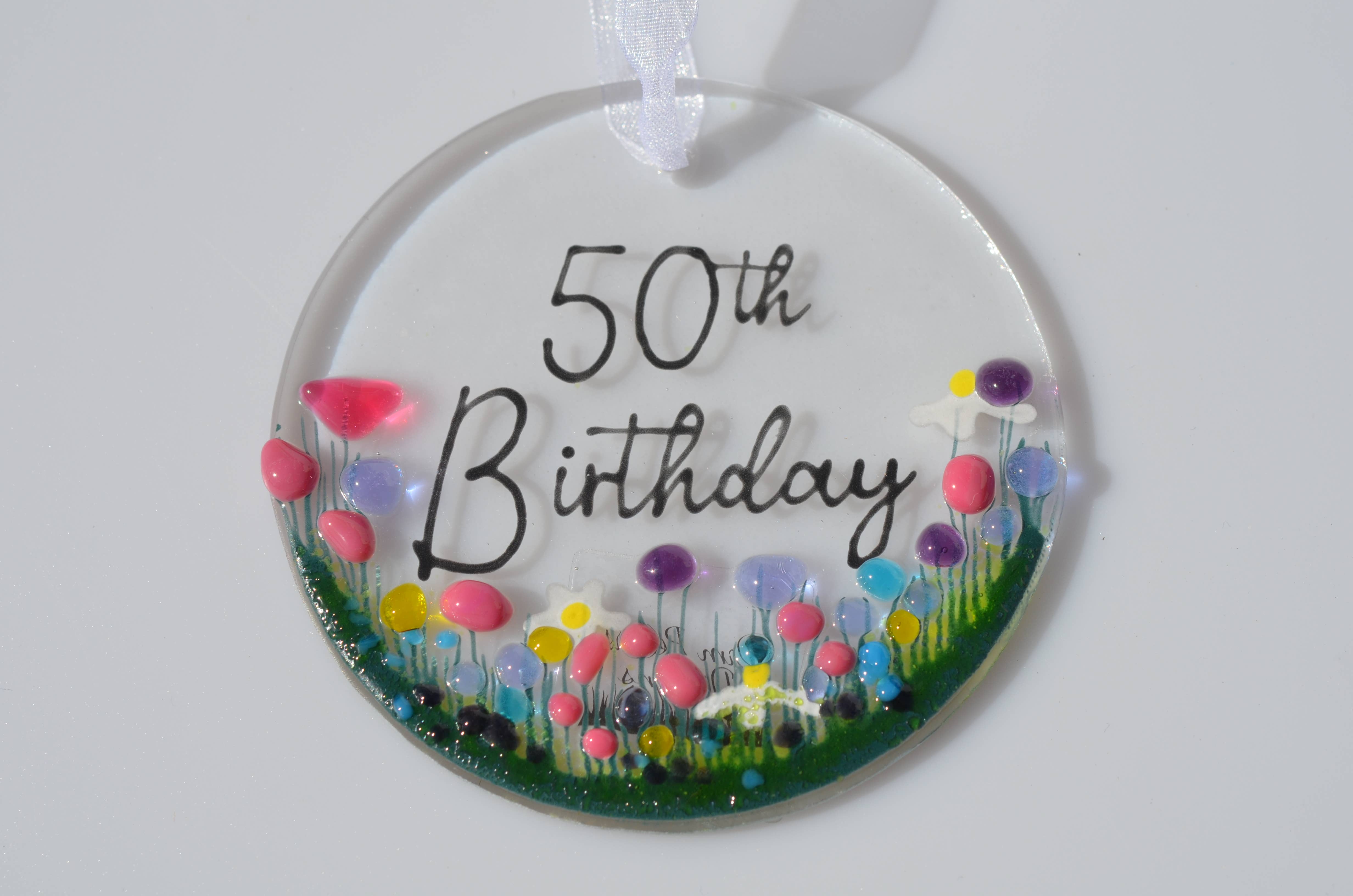 Pam Peters Designs - Vendita all'ingrosso Decorazione - Decorazione da appendere in vetro fuso fatta a mano, con scritta «50th Birthday»1