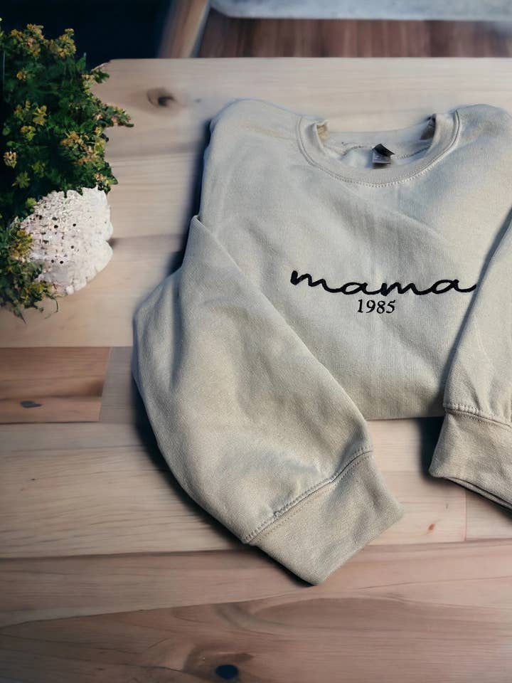 Sweat-shirt Mama Brodé pour la vente par Amanda Rose Thread Co