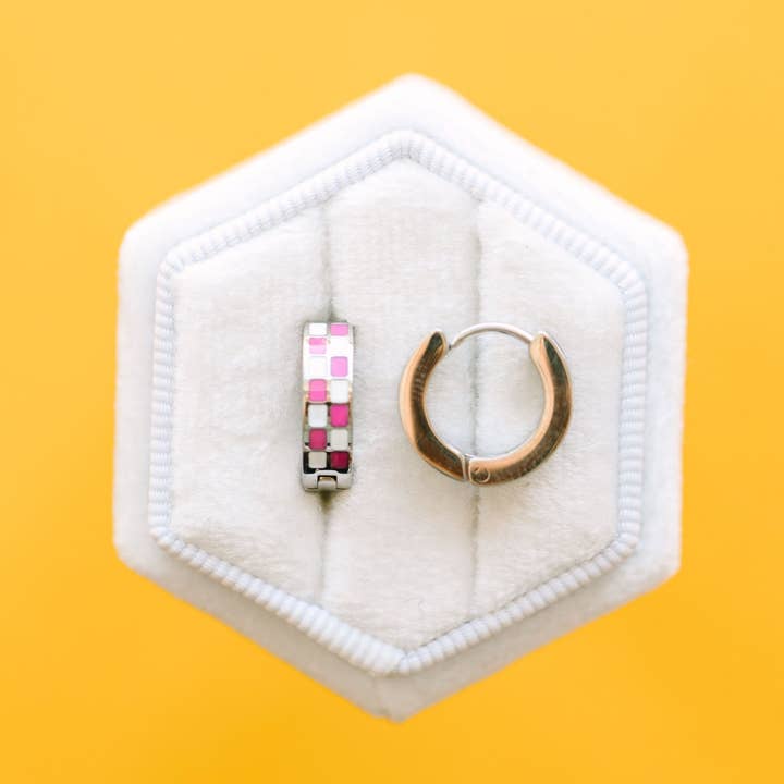 Huggies à carreaux rose vif argenté pour la vente par Pierced Co