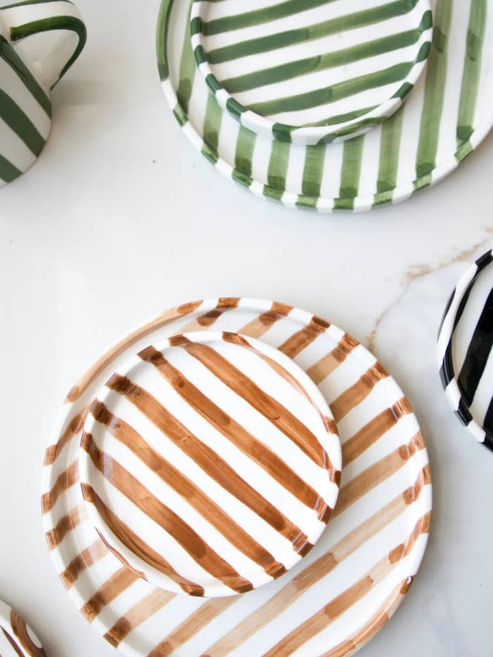 Assiettes rayées au design moderne pour la vente par Fodory