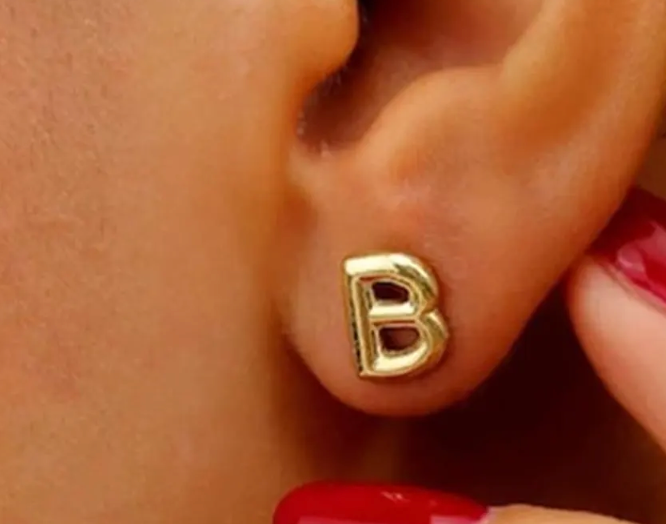 Gult guld HoopLa boblebogstav mini ørestikker i stål med 18K guld for engroshandel på Faire2