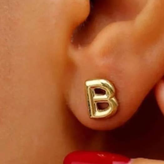Gelbgold Bubble Letter Mini Ohrstecker mit Buchstaben aus 18K Goldstahl für den Großhandel auf Faire2