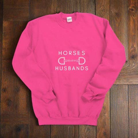 Crewneck Chevaux Avant Maris - Rose Fuchsia avec Blanc : Grand Logo pour la vente par Laced Reins Equestrian