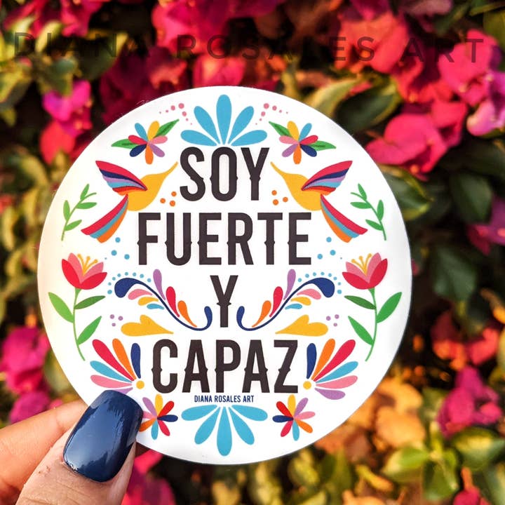 Soy Fuerte y Capaz Circle Sticker (Jeg er stærk og i stand) for engroshandel hos Diana Rosales Art