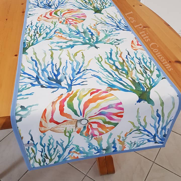 Tischläufer mit Meeresmustern, Seetang und Muscheln für den Großhandel von Les P'tits Coussins
