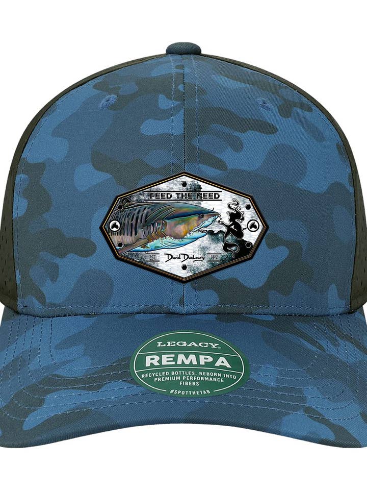 Chapeau Camouflage Bleu Performance Requin Tigre & Sirène pour la vente par David Dunleavy