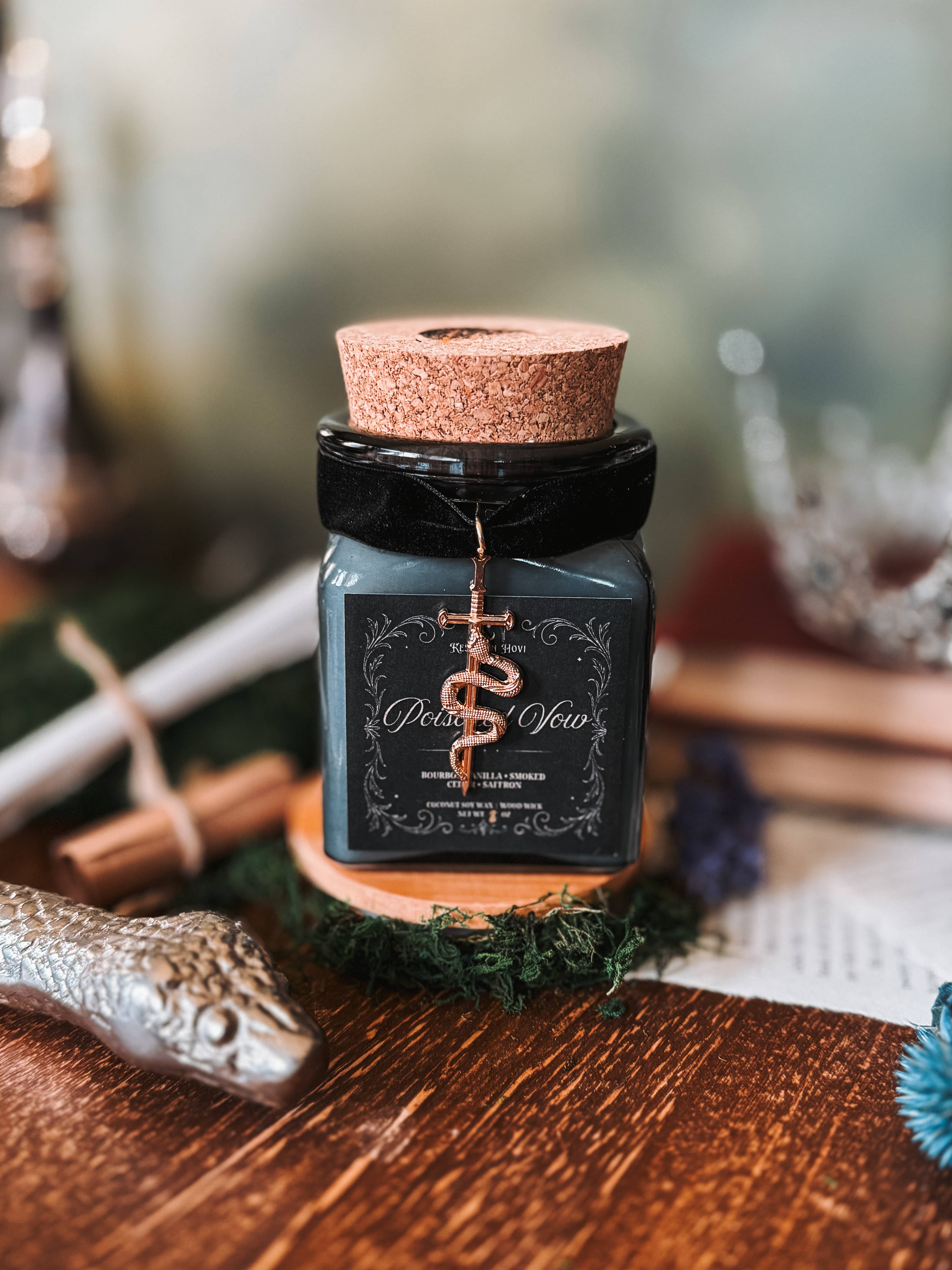 Keskiyön Hovi - The Midnight Court - Wholesale Jar/Filled Candle - Poisoned Vow Literary Candle with Charm - Snake Embedded Top2