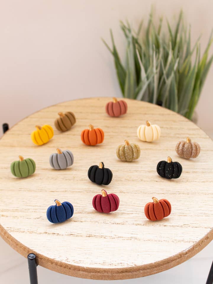 Gold Top Pumpkin Studs för wholesale av EJ Clay Co