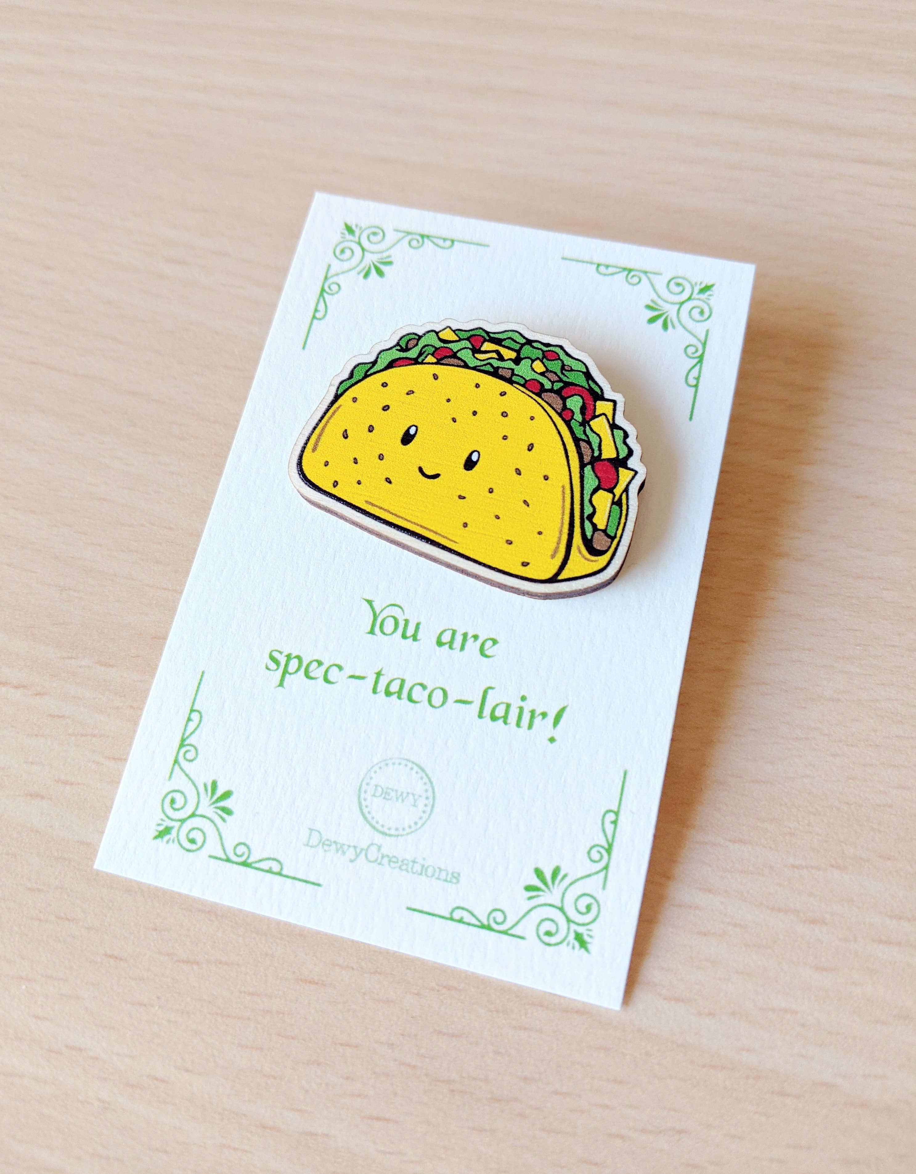 DewyCreations – wholesale Nål och knapp för kavajslag – Söt träpin med glad taco2