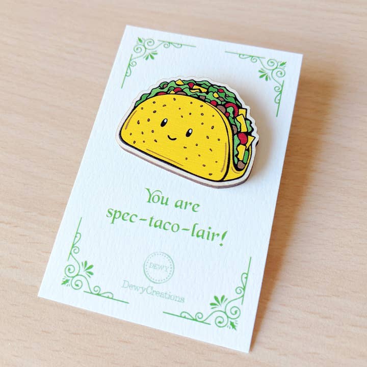 DewyCreations – wholesale Nål och knapp för kavajslag – Söt träpin med glad taco2