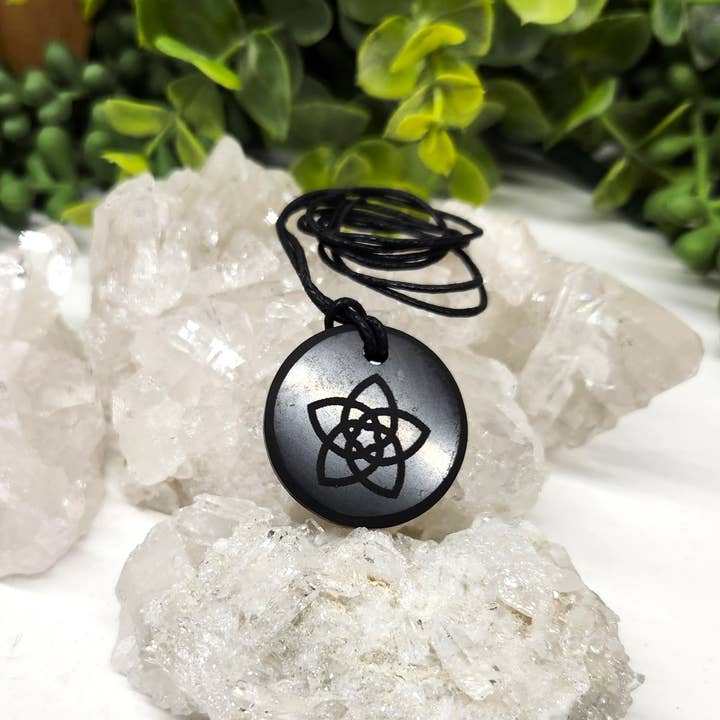 Meraki Gemstones - Venta al por mayor Abalorios/colgantes individuales - Colgante de shungita, nudo celta de cinco puntos con cordón