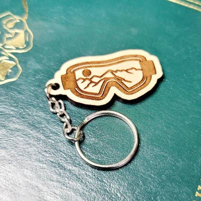 Snöglasögon Nyckelring, Skidortspresent, Snowboard eller Skidor för wholesale av The Dungeon Rose