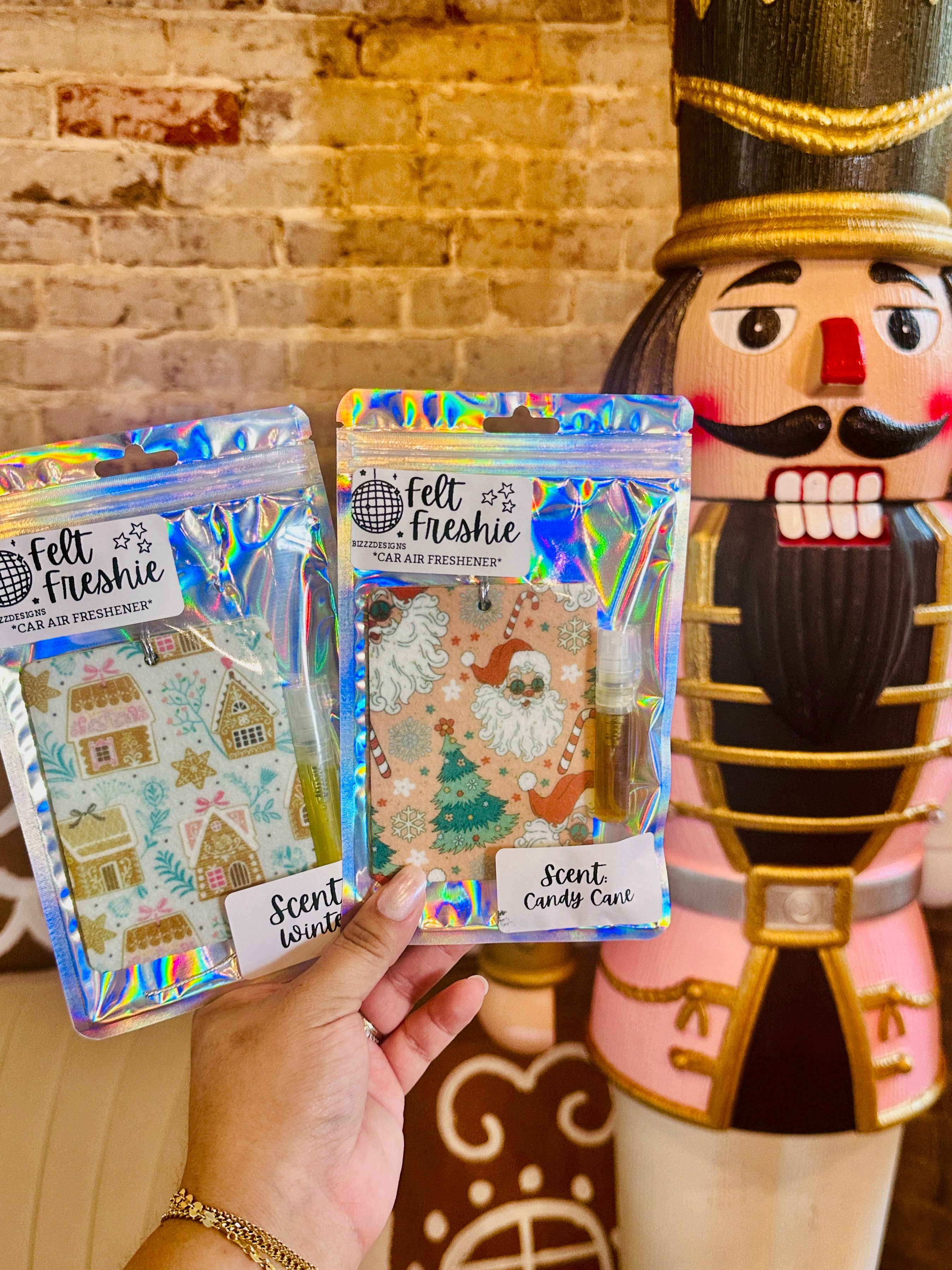 Bizzz Designs – Engroshandel Luftfrisker til bilen – til kvinder – Pink Christmas Filt Freshie Bundle af 10 | XMAS Freshies6