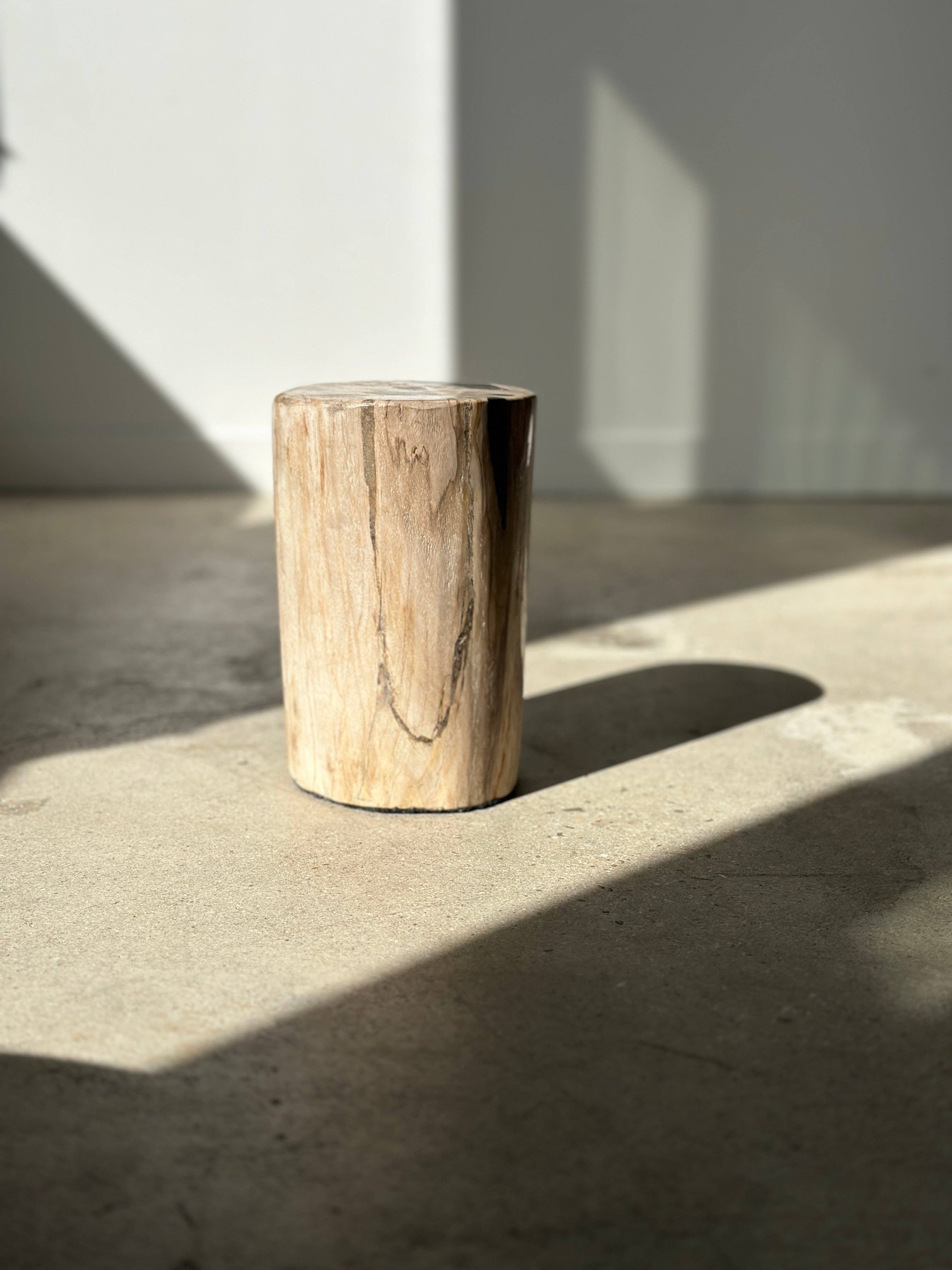 Office Objets - Wholesale Side Table - White petrified wood side table with black spots H:27.5 D:1850