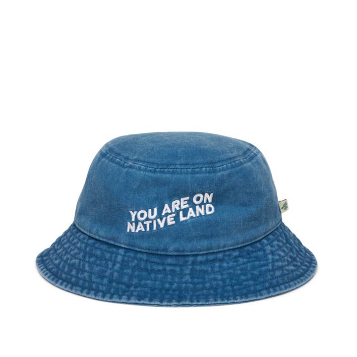 'YOU ARE ON NATIVE LAND' VISSERSHOED - BLAUW voor wholesale door Urban Native Era