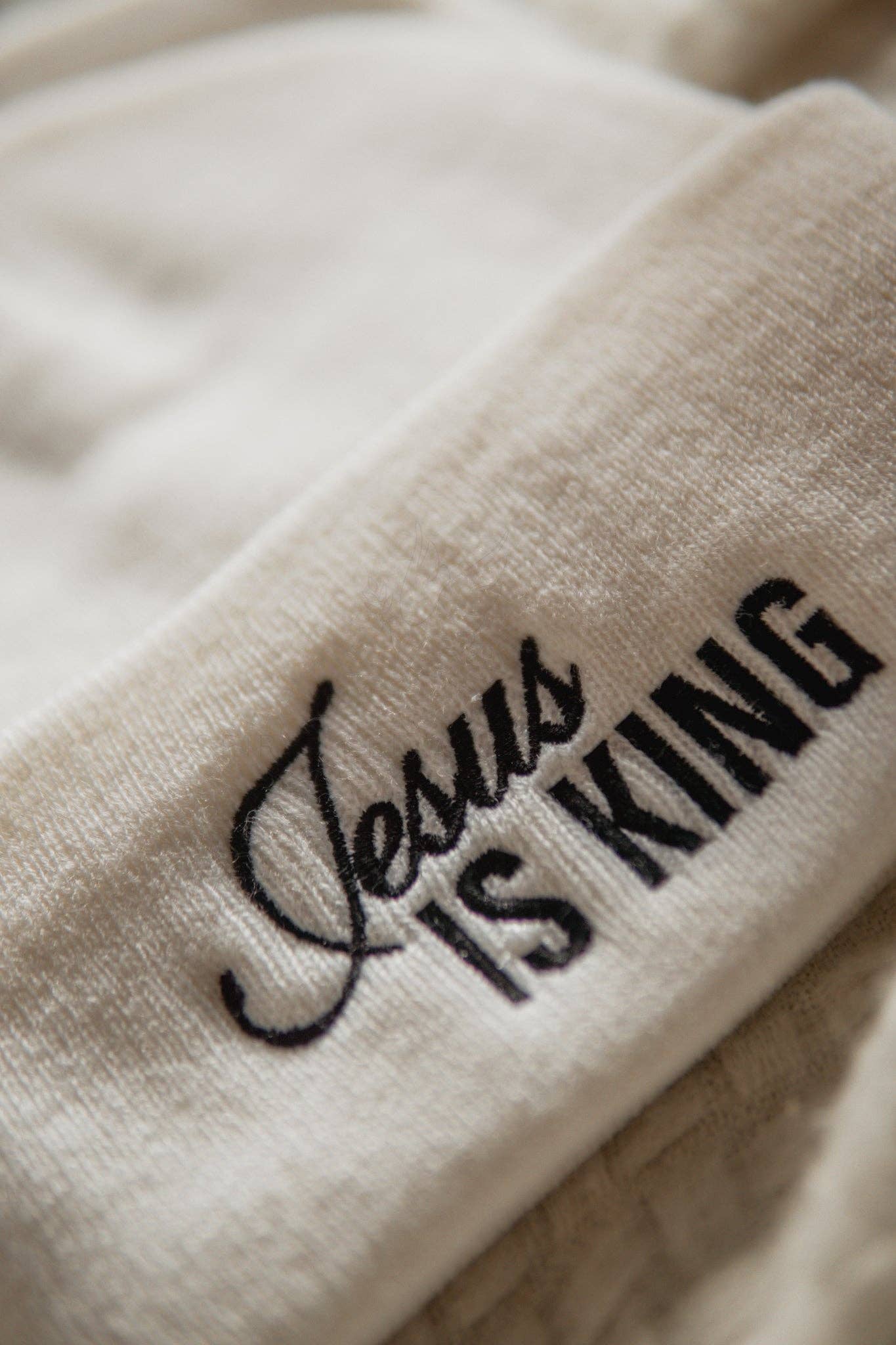 Blanco Jesus is King | Gorro de tobogán cristiano bordado de venta al por mayor en Faire9