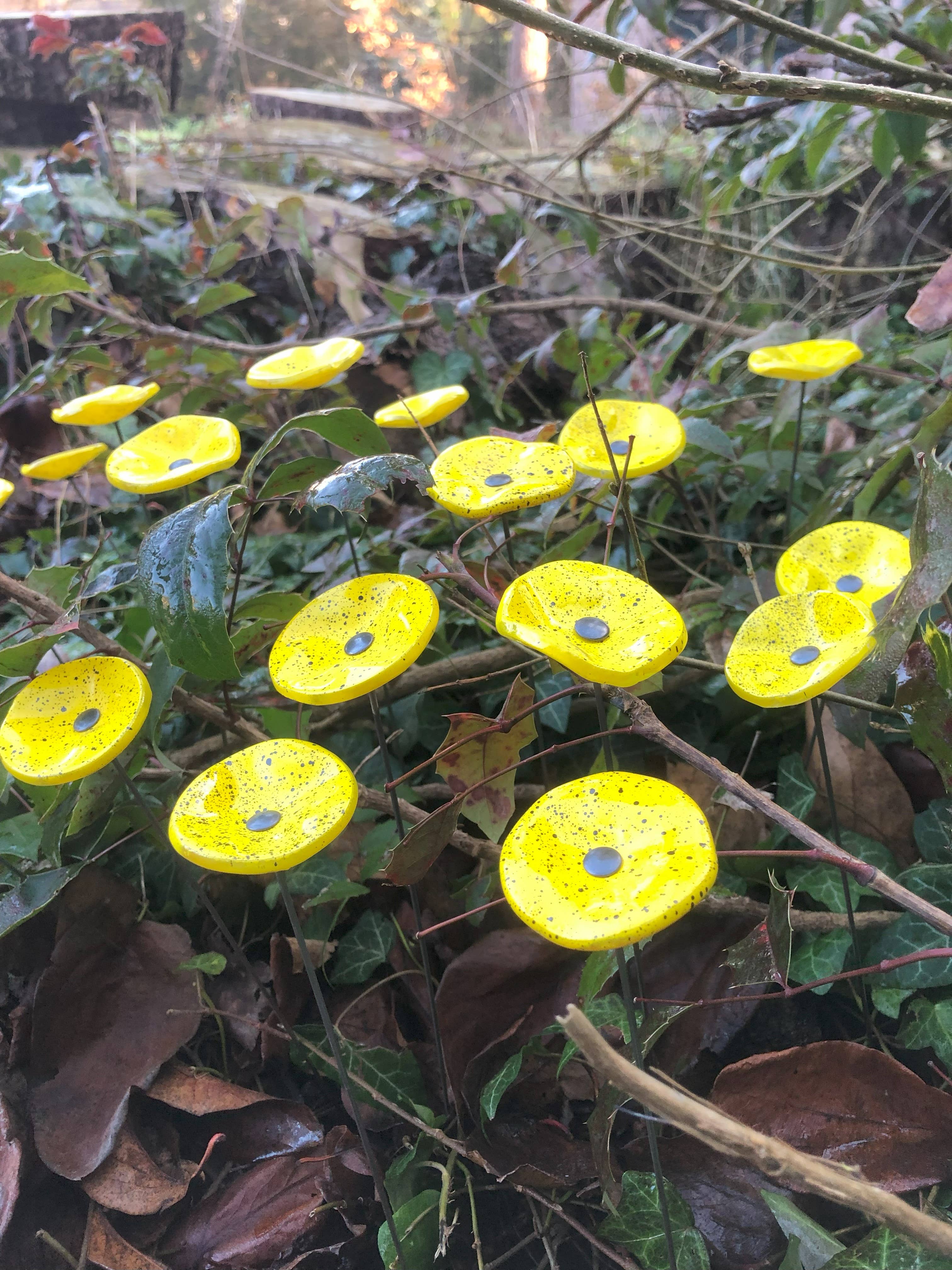 CARNEOL GLASS - Wholesale Garden/Lawn Stake - Small Glass Flower For Outside IN yellow-black3