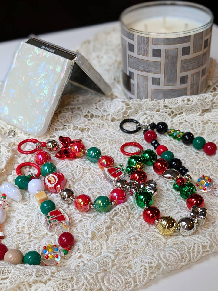 Bezaubernder weihnachtlicher Handyriemen mit Perlen, niedliches Handyzubehör für den Großhandel von Cutepaws Phone Case