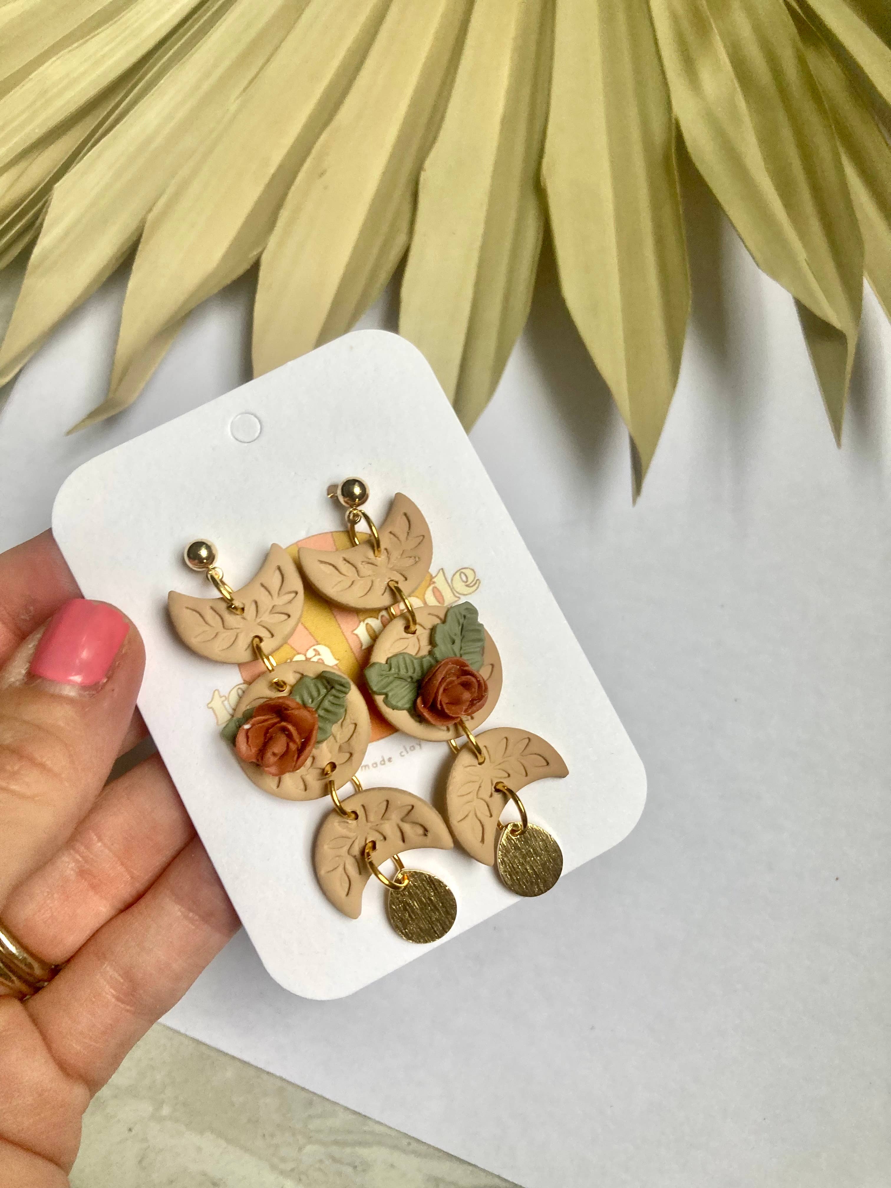 Terra Made – Brincos de argola por atacado – Balanço floral da argila da fase da lua