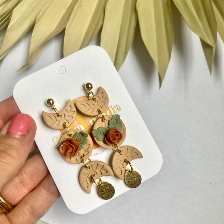 Terra Made - Venta al por mayor Pendientes colgantes - Colgante de arcilla floral con fases lunares