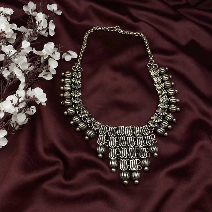 Oxyderet sølv Kolhapuri stamme statement choker for engroshandel hos Quirky Fashions