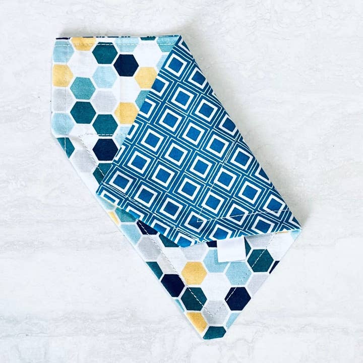 Bandana bleu géométrique pour la vente par BaubleBee Co.