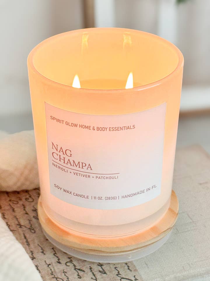 Nag Champa - Candela in cera di soia da 11 oz. in vetro bianco iridescente per la vendita all'ingrosso da parte di Spirit Glow Home & Body Essentials